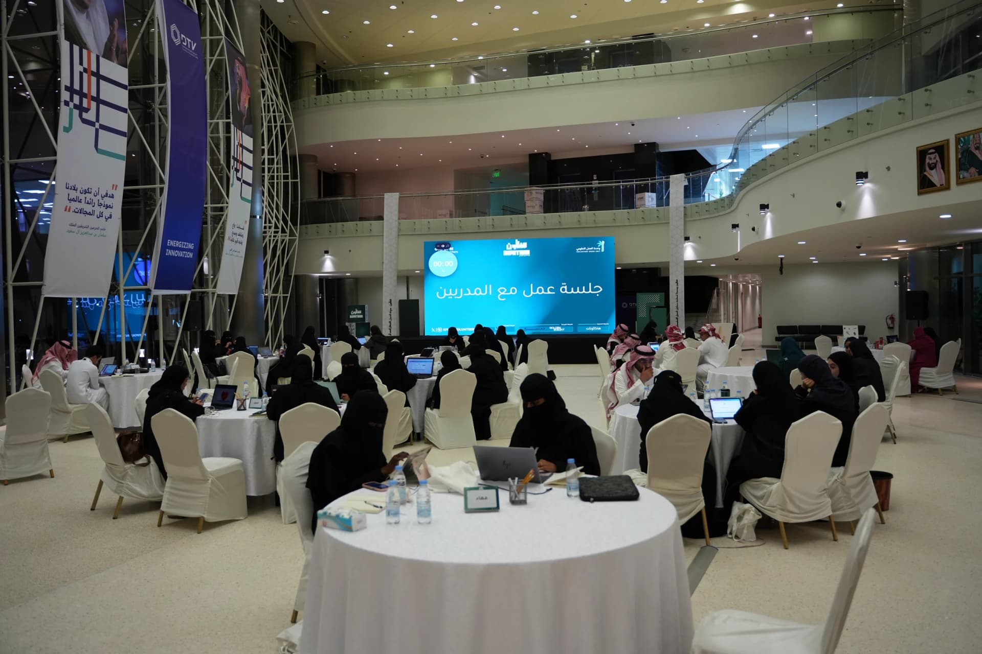 القاعة الرئيسية والفرق تعمل حول الطاولات