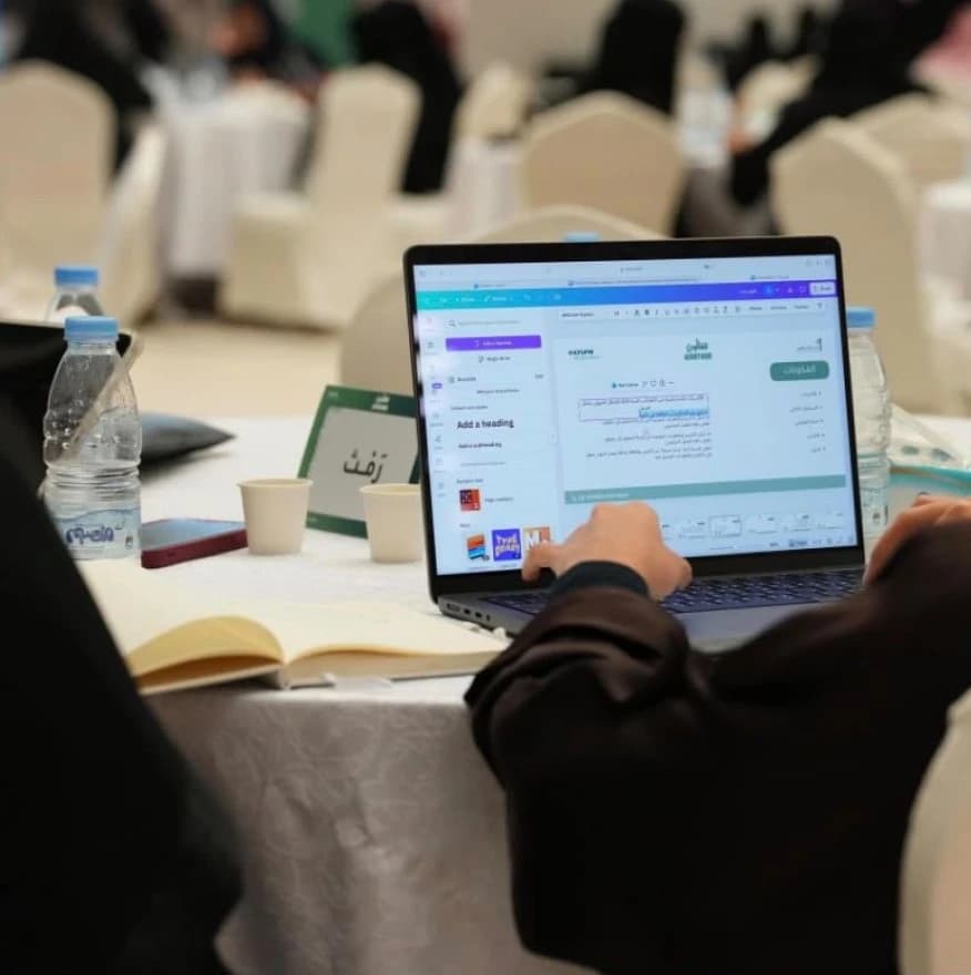 مشاركون في قفاثون يعملون على مبادراتهم